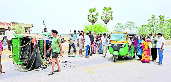 ఆటో బోల్తా.. 15 మందికి గాయాలు