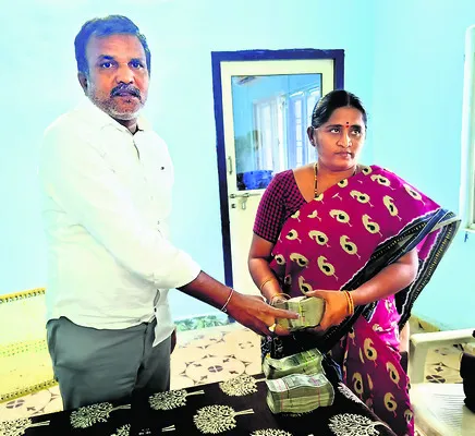 పంచాయతీ కార్మికులకు అడ్వాన్సుగా రూ.10.30 లక్షలు