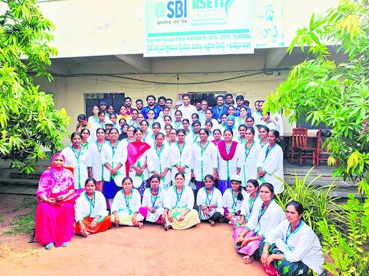 ఆర్థిక స్వాతంత్య్రంతోనే మహిళల అస్థిత్వం