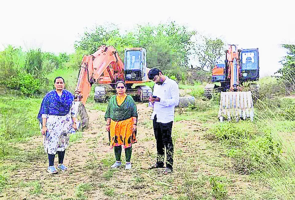 మట్టి అక్రమ తవ్వకాలపై దాడి