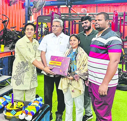 పవర్‌ లిఫ్టర్‌ షానూన్‌కు సత్కారం 