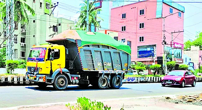 కెపా‘సిటీ’కి మించి ఇసుక రవాణా 
