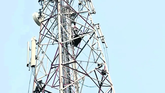సెల్ టవరెక్కిన యువకుడు