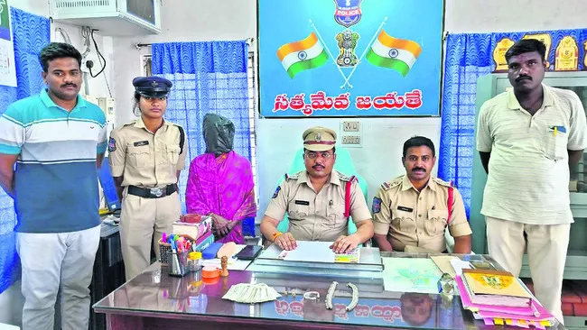 చోరీలకు పాల్పడిన మహిళ అరెస్టు 