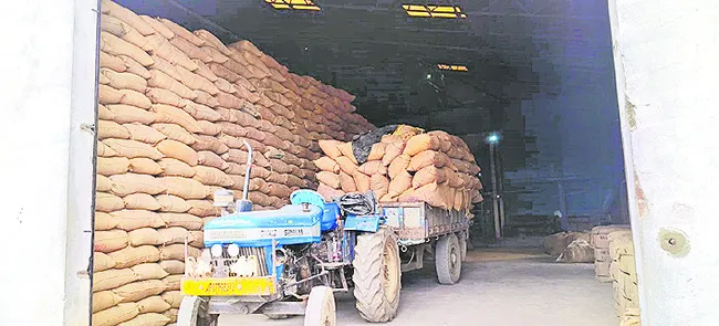 పేరుకుపోతున్న ధాన్యం నిల్వలు