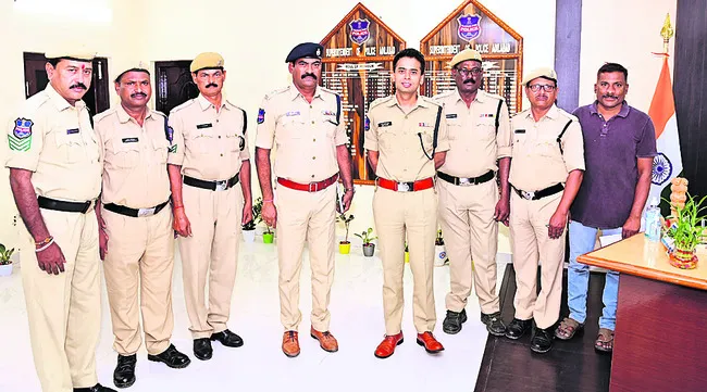 ఏఆర్ కానిస్టేబుళ్లకు హెడ్కానిస్టేబుళ్లుగా ప్రమోషన్