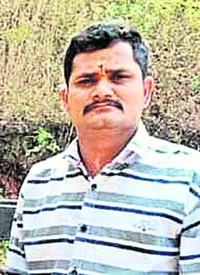 గతుకుల రోడ్డుపై ఆటో బోల్తా 