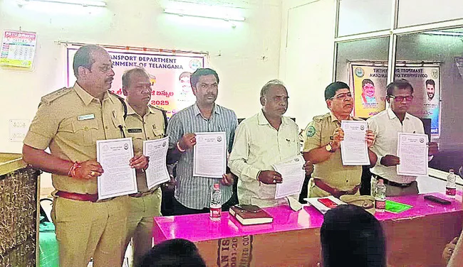 రోడ్డు భద్రత నిబంధనలు పాటించాలి