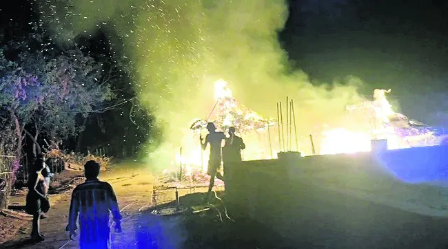 గిరిజన కాలనీలో అగ్నిప్రమాదం