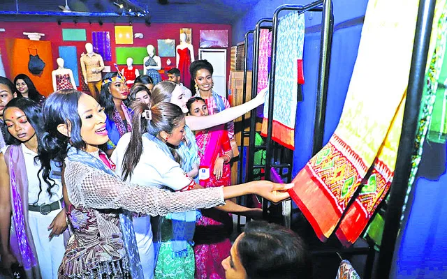 ఇక్కత్‌కు, శిల్పకళకు ఫిదా..