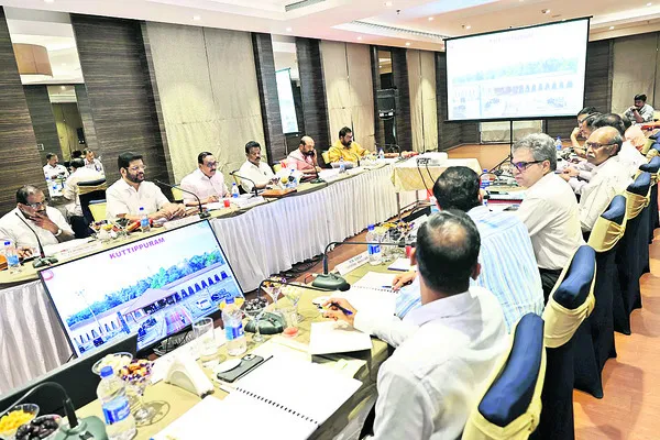 ఎంపీలతో రైల్వే జీఎం భేటీ 