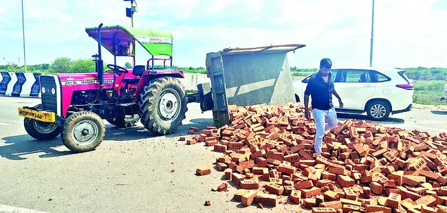 ట్రాక్టర్‌ బోల్తా..  పలువురికి గాయాలు 