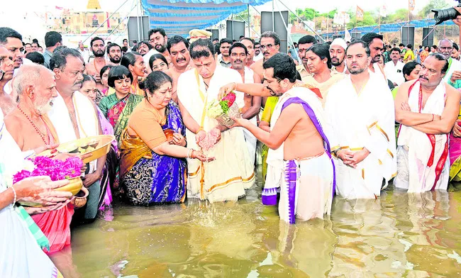 ముహూర్తం ప్రకారం 5.44 గంటలకు.. 
