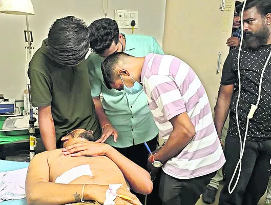 ముగ్గురు యువకులపై   కత్తులతో దాడి