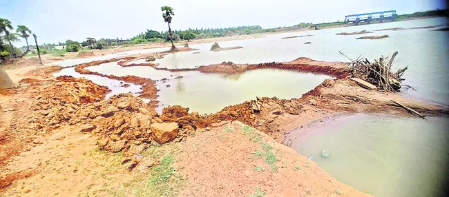 జలాశయంలోనూ అక్రమ తవ్వకాలు