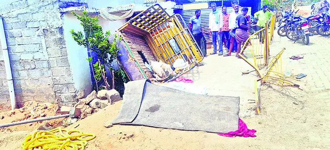 ఆటో బోల్తా.. ఒకరు మృతి
