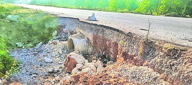 నిలిచిన పనులు.. రాకపోకలకు తిప్పలు