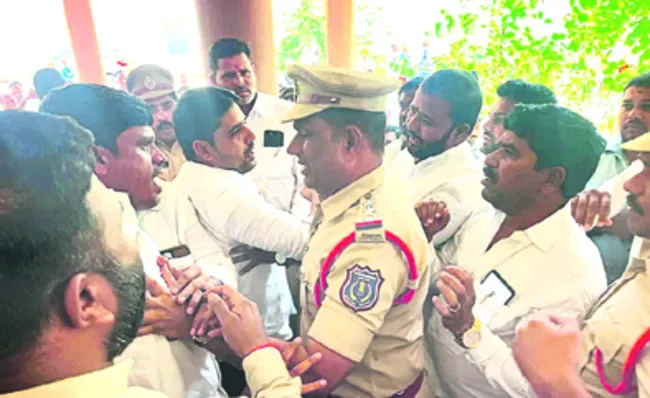 ఫ్లెక్సీ రాజేసిన చిచ్చు