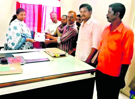 ఏఐటీయూసీ నాయకుల అవినీతిపై ఫిర్యాదు