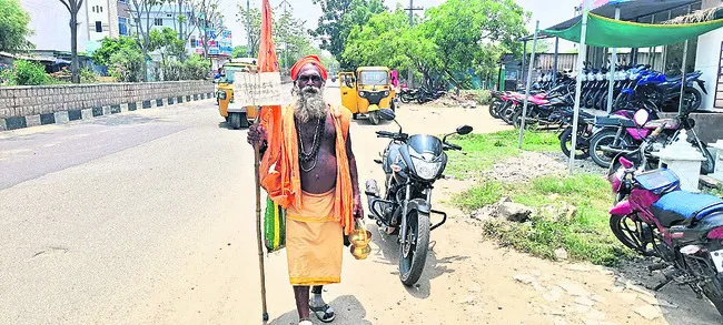 మండుటెండలో సాధువు పాదయాత్ర
