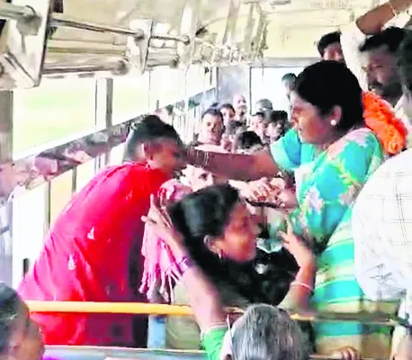 ముగ్గురు కుమార్తెలు  జన్మించారని ఆత్మహత్య 