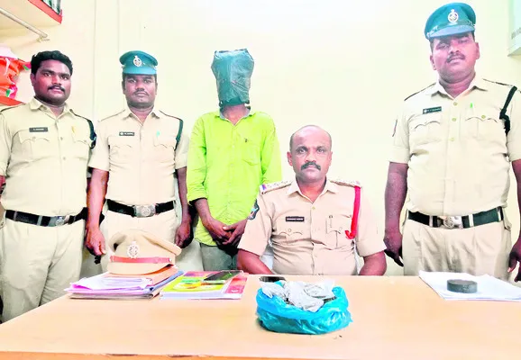 500 గ్రాముల గంజాయి స్వాధీనం 
