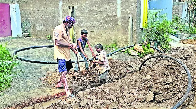 జల్‌జీవన్‌ మిషన్‌ పనుల్లో చిన్నారులు 