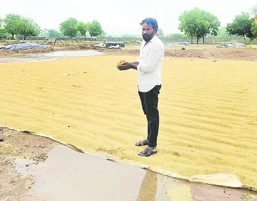కష్టం.. కన్నీళ్ల పాలు