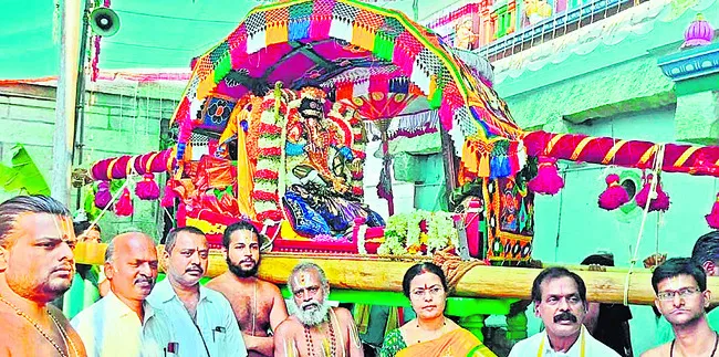 పక్షిరాజుపై పరంధాముడు