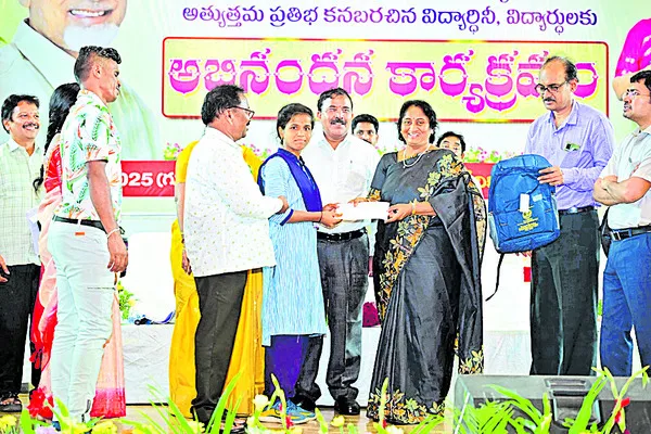 గురుకుల విద్యార్థుల ప్రతిభకు పట్టం