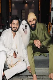 Tollywood hero Vijay devarakonda with Family time2