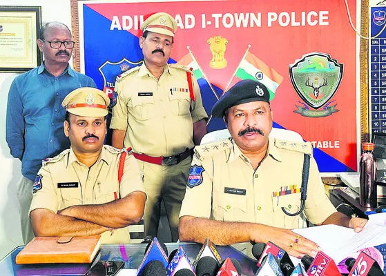 ప్రభుత్వ భూములు ఆక్రమిస్తే పీడీయాక్ట్‌