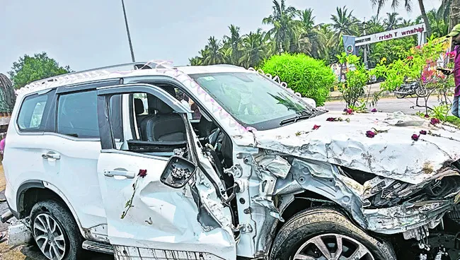 పెళ్లి బృందం కారు బోల్తా