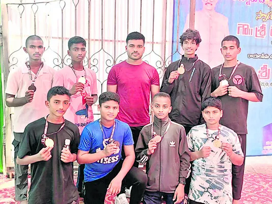 వుషు పోటీల్లో అక్కిరెడ్డిపాలెం క్రీడాకారులకు పతకాలు 