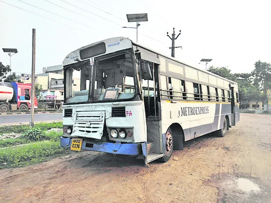 రోడ్డు ప్రమాదంలో 20 మందికి గాయాలు