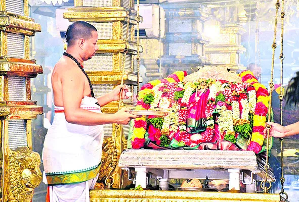 కనుల పండువగా ఊంజల్ సేవోత్సవం