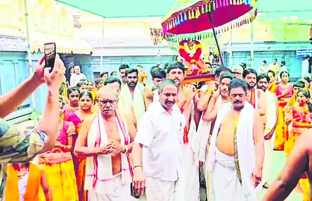 అయినవిల్లికి పోటెత్తిన భక్తులు 