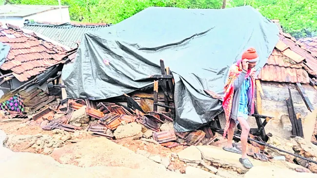 భారీ వర్షానికి పెంకుటిళ్లు నేలమట్టం