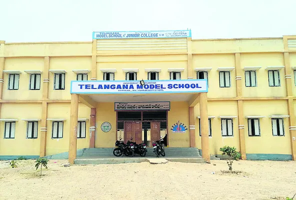 ‘ఆదర్శ’ం పిలుస్తోంది!