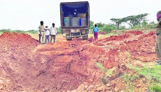 70 డ్రమ్ముల కోళ్ల వ్యర్థాల పట్టివేత