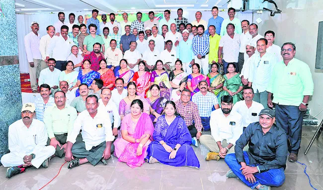 30ఏళ్లకు కలిసిన పూర్వవిద్యార్థులు 
