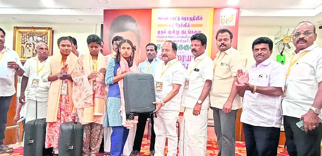విద్యతోనే ఉన్నత శిఖరాలకు..