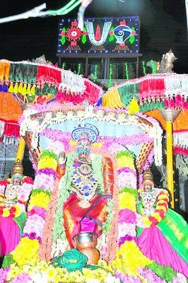 శేషవాహనంపై వేణుగోపాలుడి చిద్విలాసం
