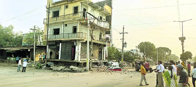 ఉద్రిక్తతల మధ్య వైన్స్ భవనం కూల్చివేత