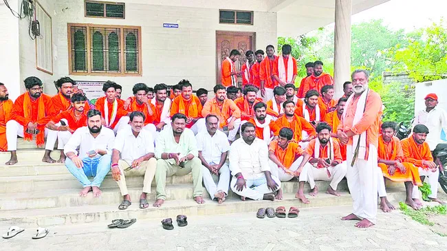 కానిస్టేబుల్ దాడి చేశాడంటూ ఆందోళన