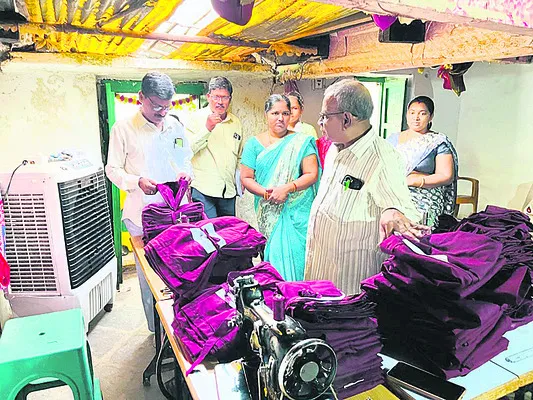 పాఠశాలల ప్రారంభం నాటికి దుస్తులు అందించాలి