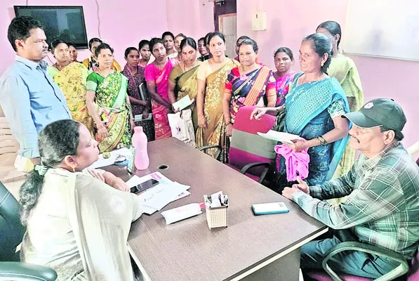 డ్వారకా మహిళలకు తెలియకుండా రుణాలు 