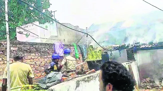 మూడు పెంకుటిళ్లు దగ్ధం