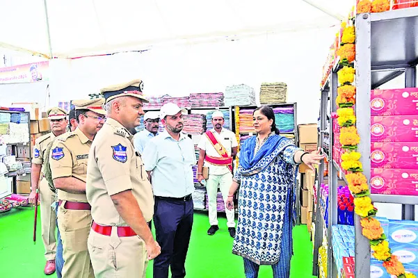 ఖైదీల పనితీరు ప్రోత్సహించేందుకు స్టాల్ ఏర్పాటు