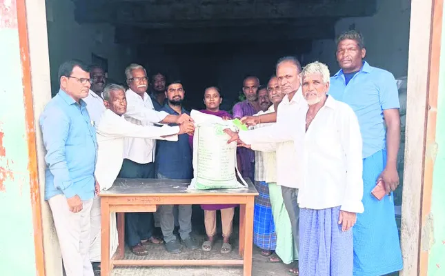 సబ్సిడీ జీలుగ విత్తనాల పంపిణీ 